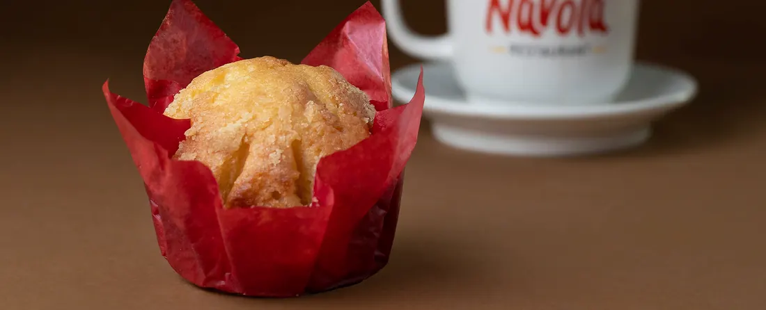 Bollito de piña colada servido en Nàvola Cafetería