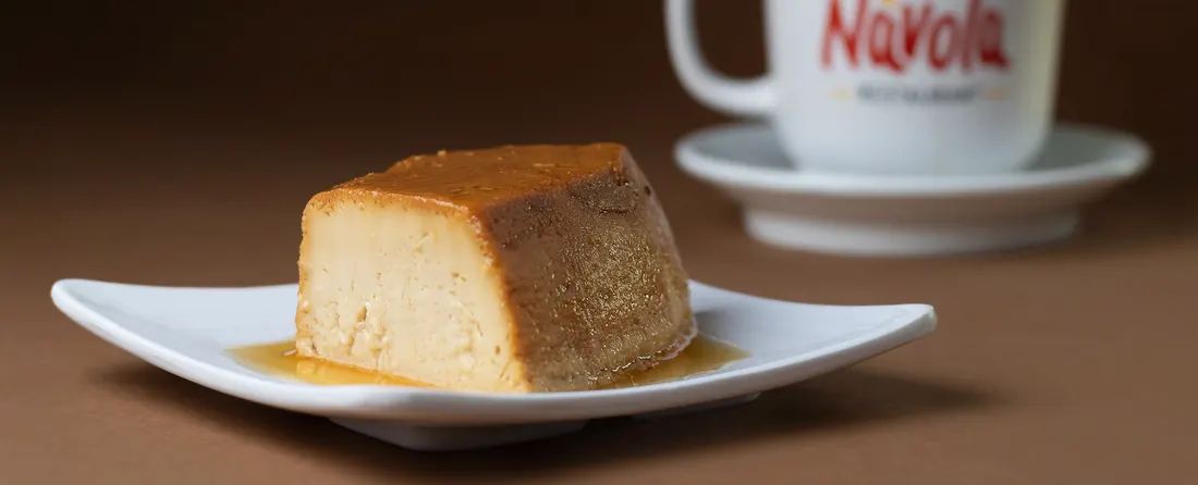 Flan servido en Nàvola Cafetería