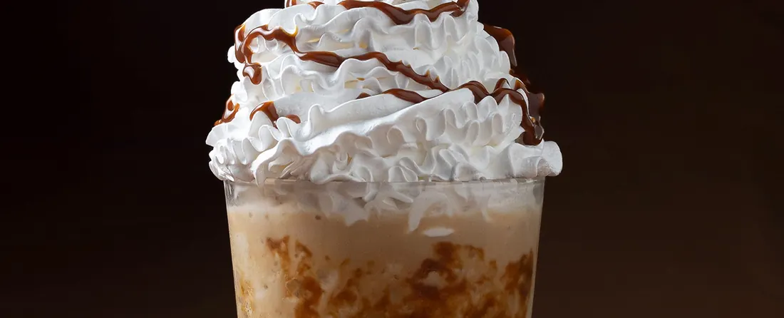 Frappé de caramelo servido en Nàvola Cafetería
