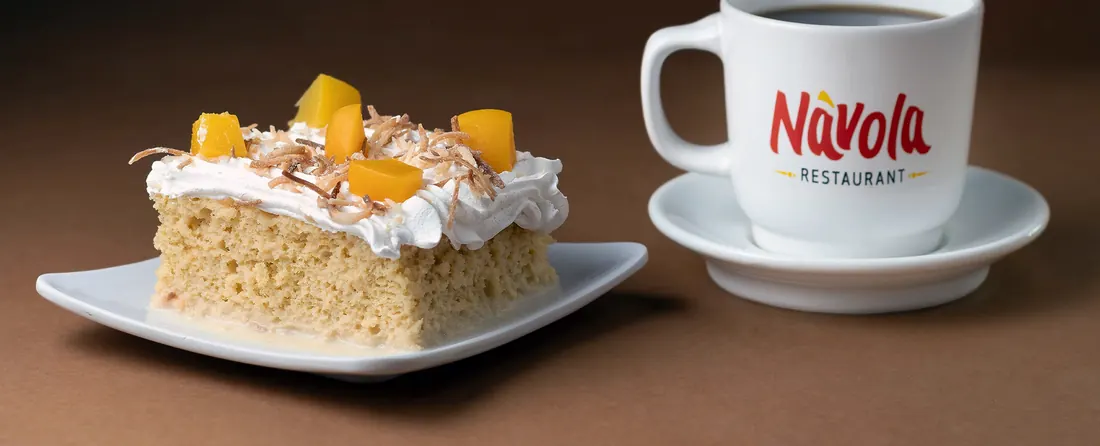 Pastel de tres leches servido en Nàvola Cafetería