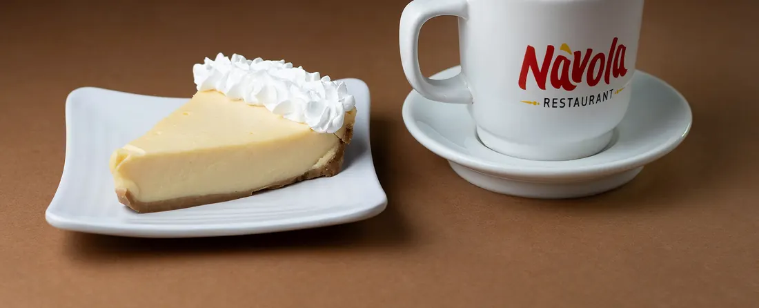 Pay de queso servido en Nàvola Cafetería