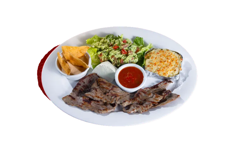 Plato de arrachera con guacamole, queso fresco, papa gratinada y totopos